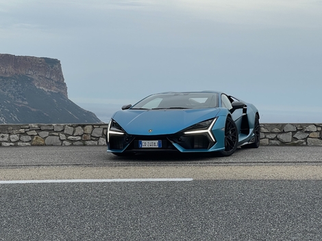 Sa remplaçante la Revuelto, pour l'instant disponible uniquement en coupé.