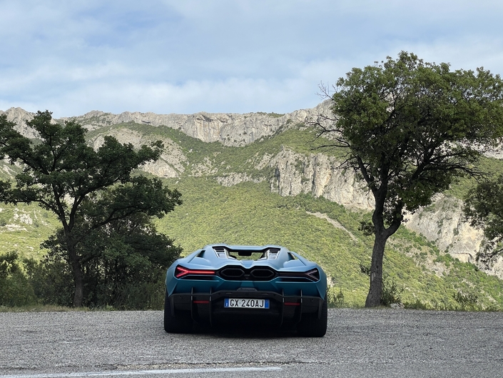 La Lamborghini Revuelto quelque part en Provence...
