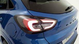 Les feux arrière sont à LED. Les optiques en deux parties ménagent une grande ouverture de coffre.