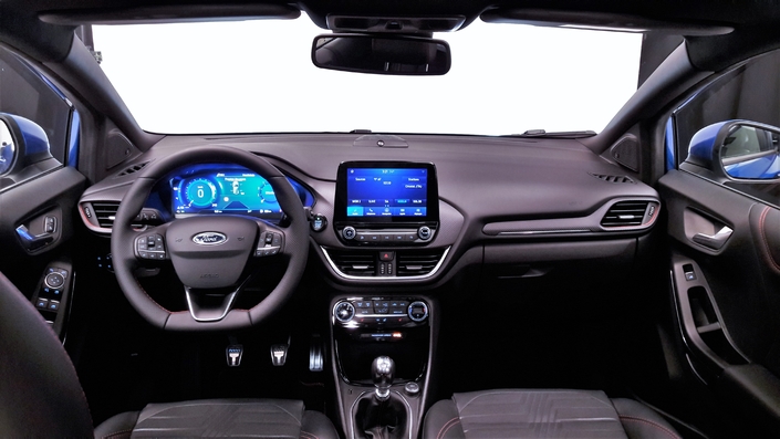 La planche de bord est reprise de la Fiesta. Avec la même (bonne) qualité des matériaux et d'assemblage. L'insert en face du passager est selon les finitions en aspect carbone ou bois. L'écran 8 pouces du système multimédia Ford Sync3 trône pile poil à la bonne hauteur en haut de la consolle centrale.