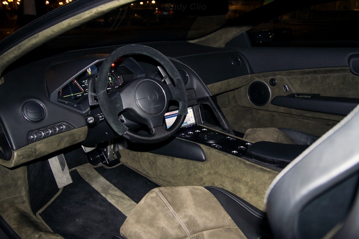 Le cockpit est aussi inspiré de l'aviation avec une grosse partie de l'habillage réalisée en Alcantara.