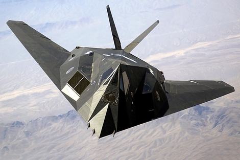 Le Lockheed Martin F-117 Nighthawk, l'un des premiers avions furtifs de l'armée américaine a servi d'inspiration au design de la Reventon.
