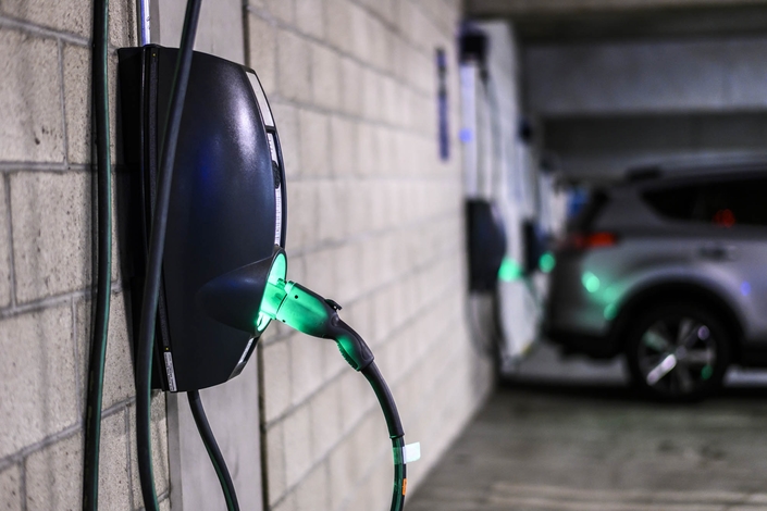 Voitures électriques: comment le "droit à la prise" progresse