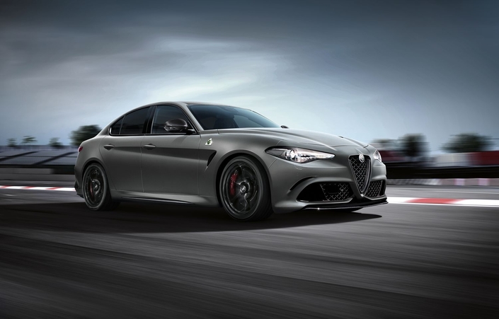 En gris, la Giulia Quadrifoglio Nring.