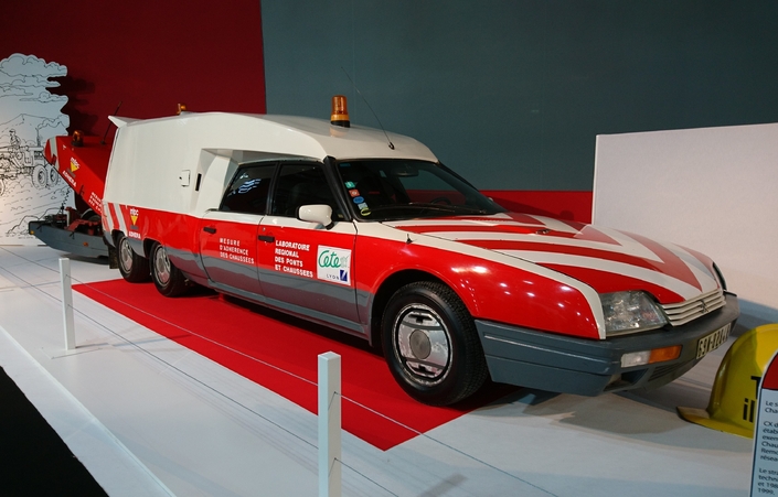 Cette Citroën CX Tissier GTi Turbo de 1987 fut utilisée par le réseau des laboratoires des ponts et chaussées. La remorque est équipée d'un stadographe afin de mesurer la rugosité de la chaussée jusqu'à 140 km/h. Seulement trois exemplaires ont été fabriqués, ces CX furent en service de 1988 à 1999.