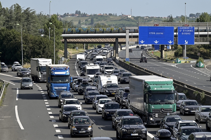 Vendredi et samedi sont classés "rouges" sur les autoroutes ce week-end. PHOTOPQR/LE PROGRES/MAXPPP