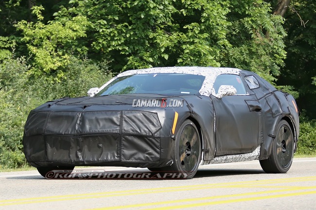 La nouvelle Chevrolet Camaro surprise sur la route