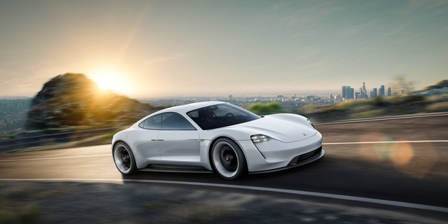 L'arrivée de la Porsche Mission E, supersportive électrique, a été confirmée pour la fin de la décennie. Un milliard d'euros d'investissement.