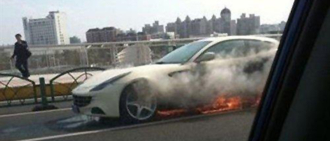 Une première Ferrari FF part en flammes 