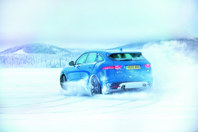 Jose Mourinho essaye le Jaguar F-Pace sur la glace