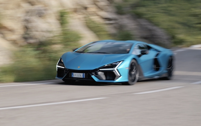 En conduite sportive, la Revuelto est naturellement plus joueuse et mobile que l'Aventador. Poussée au maximum, elle devient pointue.