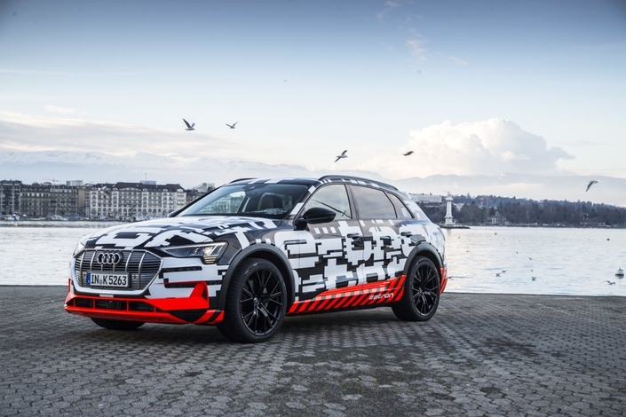 SUV, luxe et motorisation électrique: l'Audi e-tron Quattro, dont des modèles camouflés sillonnent les rues de Genève, synthétise les grandes tendances du salon 2018.