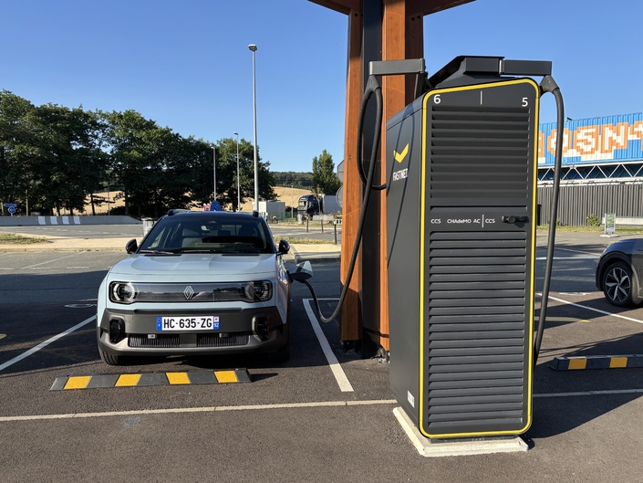 Sur autoroute, à 130 km/h, nous avons relevé une moyenne de 19 kWh/100 km dans des conditions météo idéales. Ici, le rayon d’action peinera à dépasser les 250 km, remettant en cause les longs trajets.