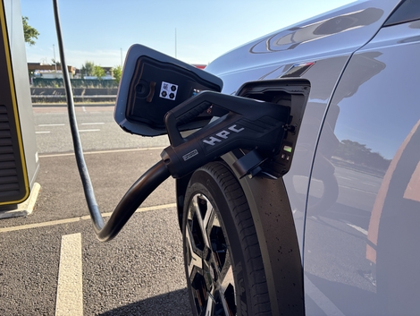 Annoncée pour 100 kW en pic, la puissance de recharge n'a jamais dépassé 79 kW durant notre test.