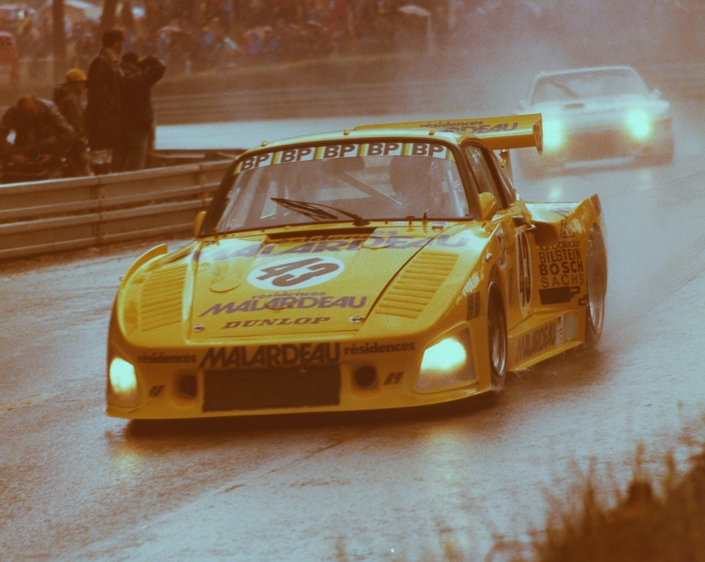 Aux 24 Heures du Mans 1980. Jean-Louis Trintignant est engagé sur une Porsche 935 K3 préparée par le Kremer Racing.