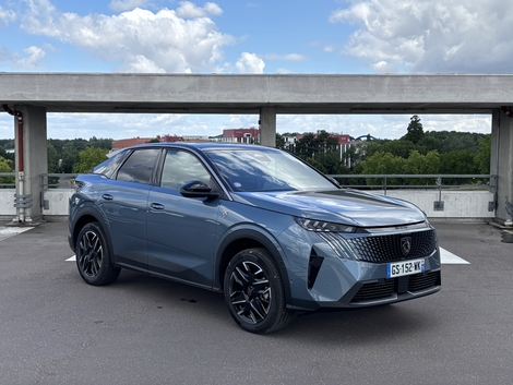 Peugeot 3008 Hybrid 145 e-DSC6 GT : 43 800 €.
