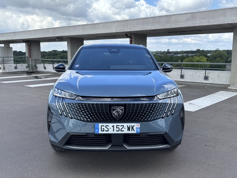 L'hybridation du 3008 est légère. Un petit moteur électrique placé dans la boîte soulage les efforts du thermique. Le SUV peut rouler seulement quelques mètres à faible allure en électrique.