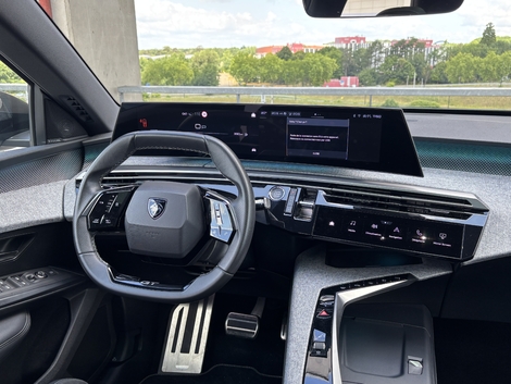 Peugeot offre les services connectés seulement 6 mois.