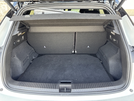 Le volume de coffre de l'Austral tombe à 430 litres sur cette version hybride. Banquette avancée, il grimpe à 500 litres, mais impossible alors de caser les jambes.