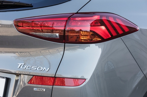 Hyundai a décidé de réintroduire la couleur orange pour les clignotants. Notez la séparation du volet du coffre un peu plus basse.