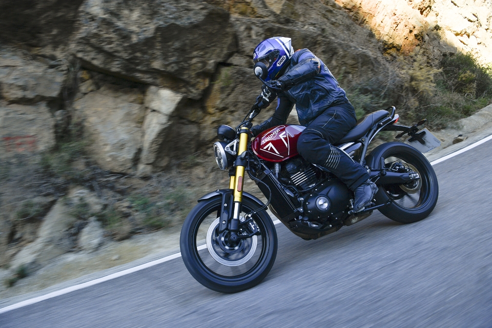 Triumph Speed 400 (2024) Sur la route tout juste, pour pas cher