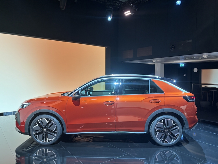 Le nouveau T-Roc affiche désormais des faux airs de SUV coupé.
