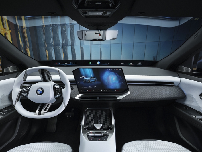 Le iX3 inaugure le "Panoramic iDrive » composé en premier lieu d’un tout nouvel affichage. L’instrumentation a été déportée loin devant le conducteur. Elle est désormais projetée sur le bas du pare-brise entre les deux piliers avant. Ici pas de probleme de visibilité.