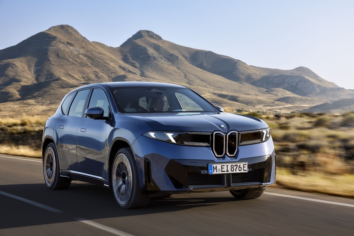 Equipé d'une généreuse batterie de 108 kWh, le iX3 peut parcourir 800 km en une charge. Cette version à roues motrices (50 xDrive) offre une puissance de 470 ch.