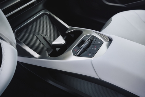La molette iDrive a disparu. Seules les fonctions obligatoires sont placées au pied de la console centrale. Le reste a migré sur le volant.