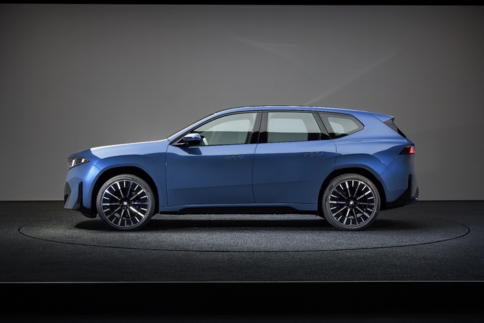Long de 4,78 m, le iX3 se positionne face à l’Audi Q6 e-Tron et au tout nouveau Mercedes GLC EV sur le marché des SUV premium.
