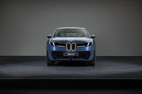 Le nouveau iX3 reprend plusieurs éléments de design en référence au modèle des années 60 qui se caractérise par une calandre dressée verticalement.