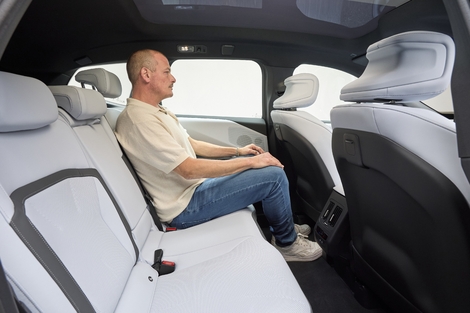 Sa conception bien pensée libère beaucoup d’espace aux passagers arrière qui profite d’un plancher plat, d’un vaste espace pour les jambes et d’une assise large.