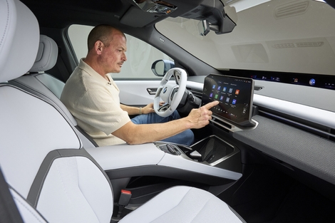 L’écran tactile en forme de trapèze est équipé du dernier système d’exploitation de BMW, appelé « OS X ». Basé sur Android Open Source, il intègre également une IA ainsi qu’une multitude de fonctionnalités.