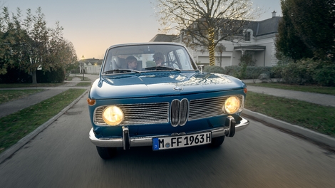 Lancée en 1962 sous forme de berline intermédiaire, la "Neue Klasse" a immédiatement rempli le carnet de commandes de BMW.