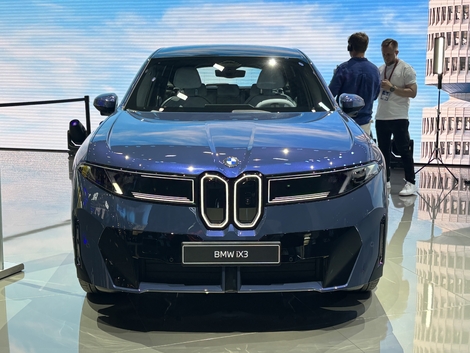 Le nouveau iX3 reprend plusieurs éléments de design en référence au modèle des années 60 qui se caractérise par une calandre dressée verticalement.