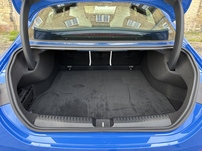 Le volume de coffre perd 55 litres, avec 405 litres seulement. Heureusement, un frunk de 101 litres complète le volume.