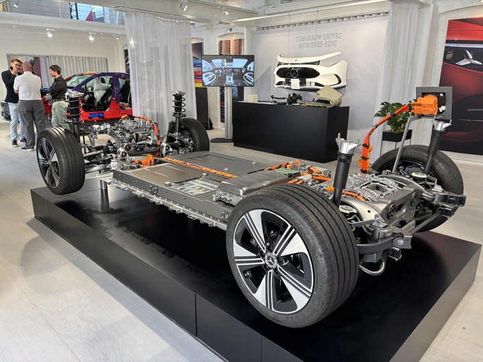 On aura le choix entre deux capacités de batterie. Une 58 kWh et une 85 kWh. Au lancement, seule la 85 kWh sera disponible, avec entre 771 et 792 km d'autonomie annoncée. Des chiffres records.