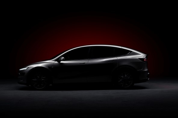 Malgré la longueur supplémentaire, le profil du Model Y est très reconnaissable. En revanche, Tesla ne communique pas d'images de l'intérieur et notamment des places du troisième rang.