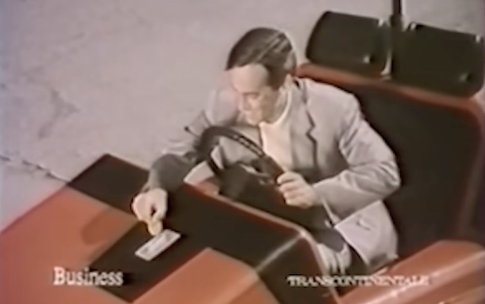 Thierry Ardisson au volant d'une auto-tamponneuse dans un spot pour la Sécurité routière.