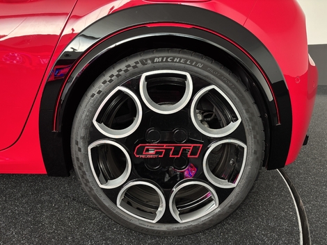 La 208 s'offre des jantes de 18'' inspirées de celles de la 205 GTi.