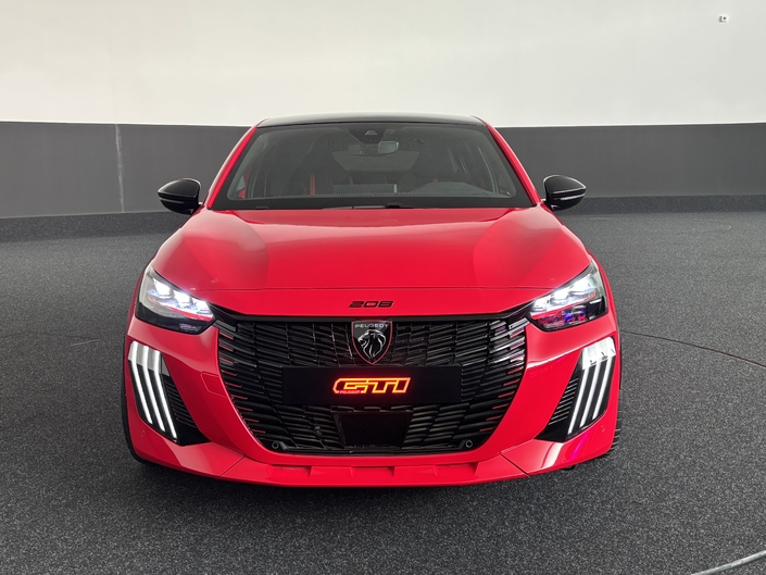 Equipée d'un moteur électrique de 280 ch, la 208 GTi est la plus puissante jamais produite par la marque. Elle surpasse même en puissance l'Alpine A290.