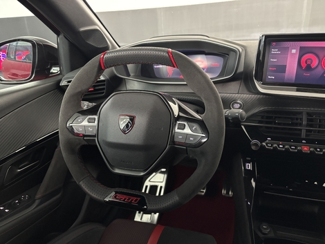 Parmi les évolutions intérieures, l'arrivée d'un volant recouvert d'Alcantara.