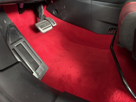 Qui dit GTi, dit moquette rouge.