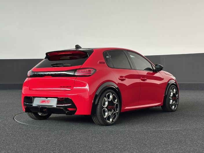 Contrairement à sa rivale, la 208 GTi joue la sobriété avec quelques ajouts d'éléments spécifiques comme le diffuseur arrière, les jantes et le béquet. Rien de trop ostentatoire.