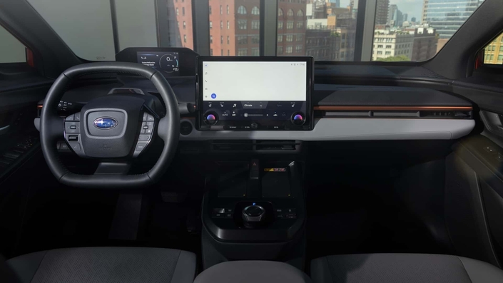 A bord, on trouve la même planche de bord que dans le Toyota C-HR+. Il y a un écran tactile central de 14 pouces.