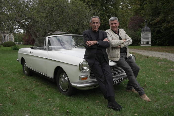 Thierry Ardisson et François Allain posent sur le capot de la Peugeot 404 Cabriolet du premier, lors du tournage de l'émission Vintage Mecanic.