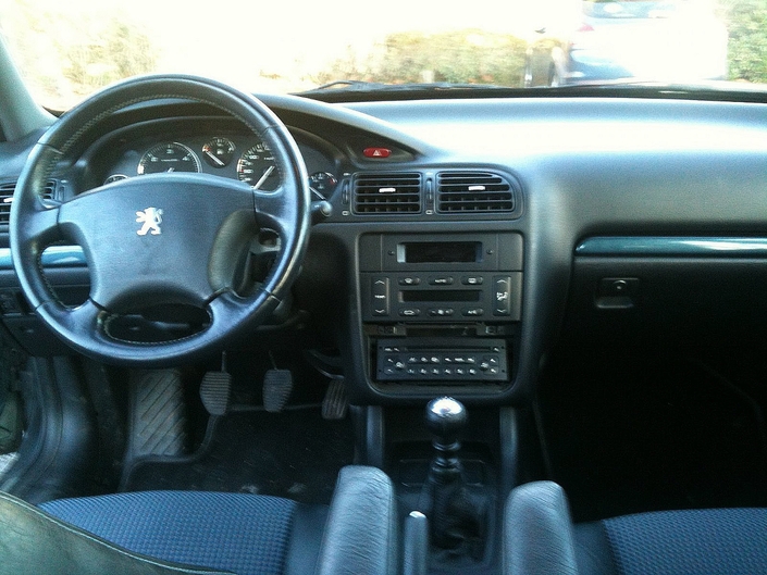 La présentation de la Peugeot 406 a vieilli mais sa finition demeure acceptable et l'ergonomie très simple.
