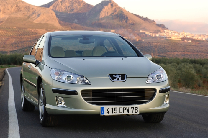 Manquant visuellement de fini (exemple, la calandre coupe-frites qui ne cache pas grand-chose), la Peugeot 407 n'a pas rencontré le succès escompté, malgré l'excellence de son châssis. Ici, en 2004.