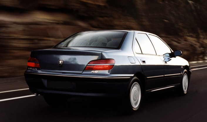 A l'arrière, la Peugeot 406 restylée se signale notamment par des langues couleur caisse scindant les feux arrière en deux.