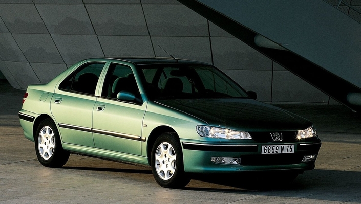 En 1999, la Peugeot 406 est relookée (par Pininfarina à l'avant) mais elle ne recevra le 2,2 l essence qu'en 2000.